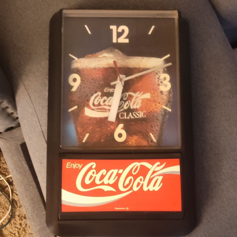 Coca-Cola Classic Wall Clock Ridan 1993 Display